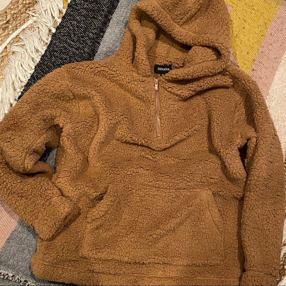 Sherpa Hoodie: Kangaroo pouch